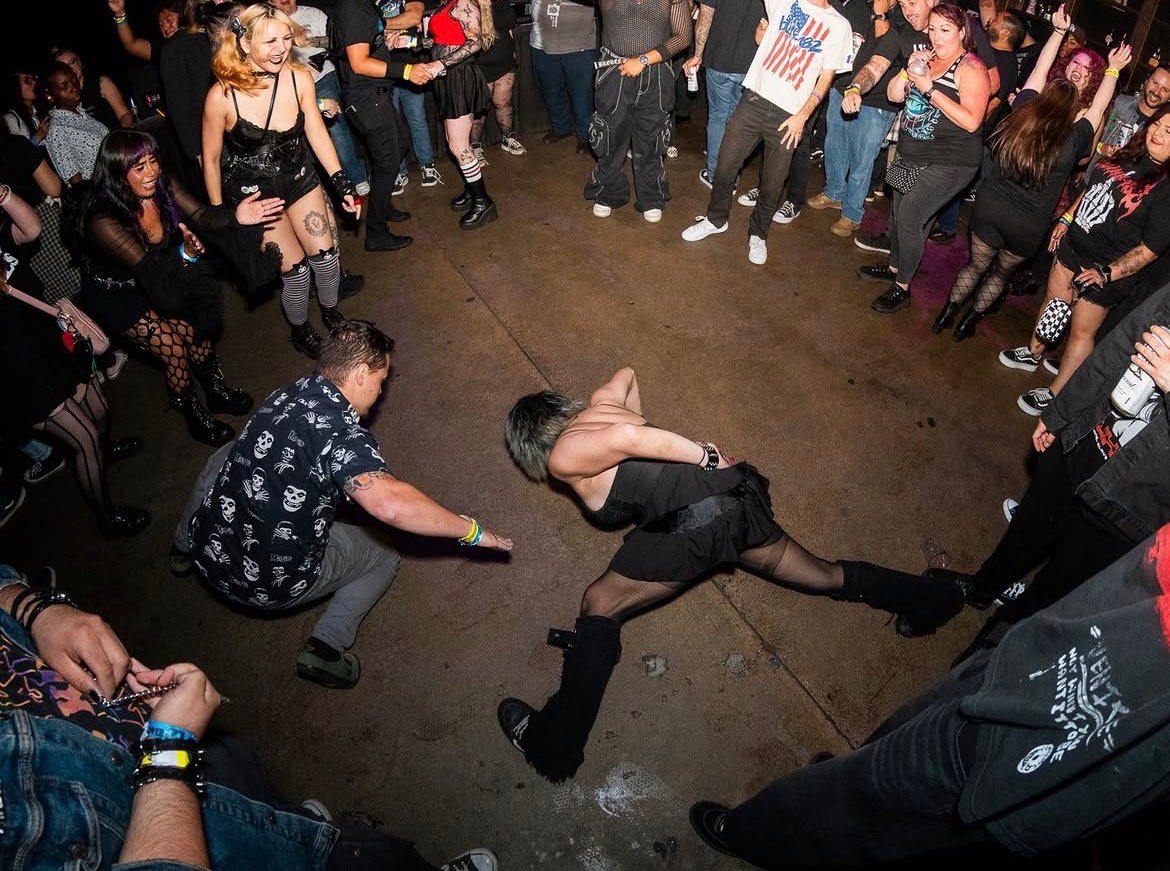 kiddbanditpro's tweet photo. i won the mosh pit one handed push up competition https://t.co/fbSBEl1Bkg