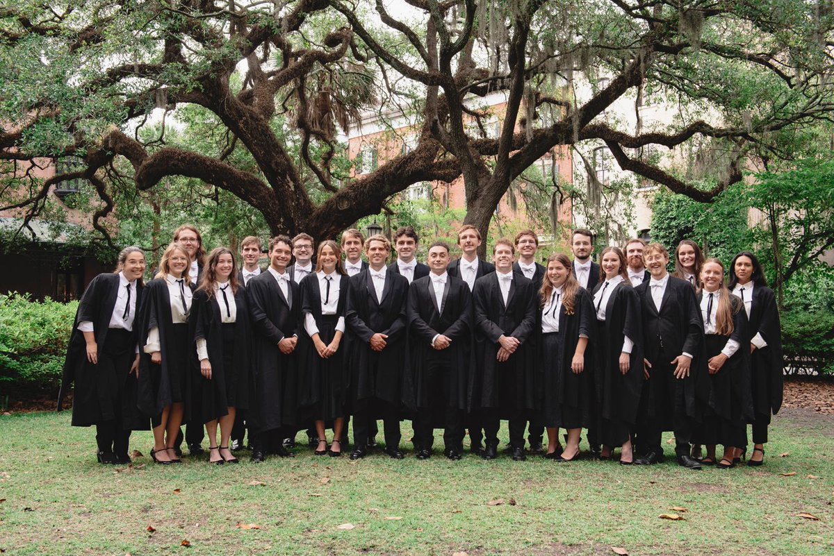 RalstonCollege's tweet photo. The warmest and happiest congratulations to our fourth cohort, who graduated from their MA in the Humanities this weekend, receiving their degrees by the hand of our new Chancellor, Dr Iain McGilchrist.
(Full picture gallery to follow soon!) https://t.co/bXkxFZbic1