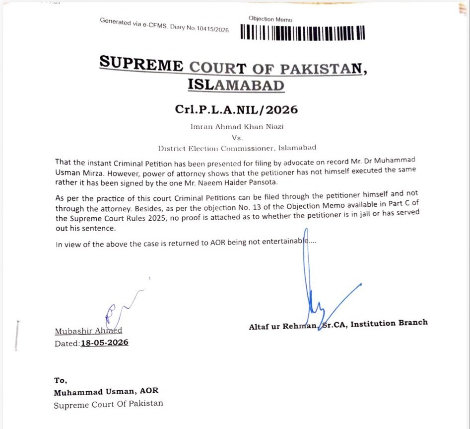 ehtshamkiani's tweet photo. عجیب و غریب صورتحال ہے عمران خان سے پاور آف اٹارنی پر دستخط کرانے کی بیسیوں کوششیں کی جا چکیں، یہ کسی بھی قیدی کا بنیادی حق ہے کہ اُسے اپنے وکیل کی رسائی دی جائے لیکن اس کے باوجود اڈیالہ جیل حکام عمران خان سے اُن کے وکیل کی ملاقات نہیں کراتے، دستاویزات پر دستخط کروا کر نہیں دیتے، کئی بار یہ بات اسلام آباد ہائیکورٹ کے علم میں لائی گئی لیکن کوئی دلچسپی دیکھنے کو نہ ملی، بالآخر اسلام آباد ہائیکورٹ میں اِس عمل کے خلاف اور پاور آف اٹارنی پر دستخط کرانے کیلئے درخواست دائر کی گئی جس پر جسٹس خادم حسین سومرو نے سپریٹنڈنٹ اڈیالہ جیل کو نوٹس جاری کر کے جواب طلب کیا لیکن آئندہ تاریخ 25 مئی کی رکھی، اب اس تمام صورتحال کے بعد عمران خان کو شفاء انٹرنیشنل ہسپتال منتقل کرنے کیلئے سپریم کورٹ میں اٹارنی نعیم پنجوتھہ کے ذریعے درخواست دائر کی گئی تو رجسٹرار آفس نے وہ درخواست اعتراض لگا کر واپس کر دی کہ فوجداری مقدمات میں متعلقہ شخص خود ہی درخواست دائر کر سکتا ہے کسی اور کے ذریعے دائر نہیں کی جا سکتی
