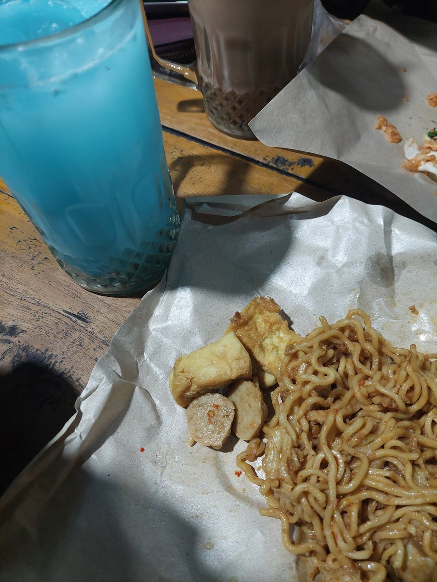 fnifch_'s tweet photo. dann memakan dua makanan enihh. mie goreng sedaap + pop ice permen karettt 😋😋 https://t.co/7gNsgJk7Vy
