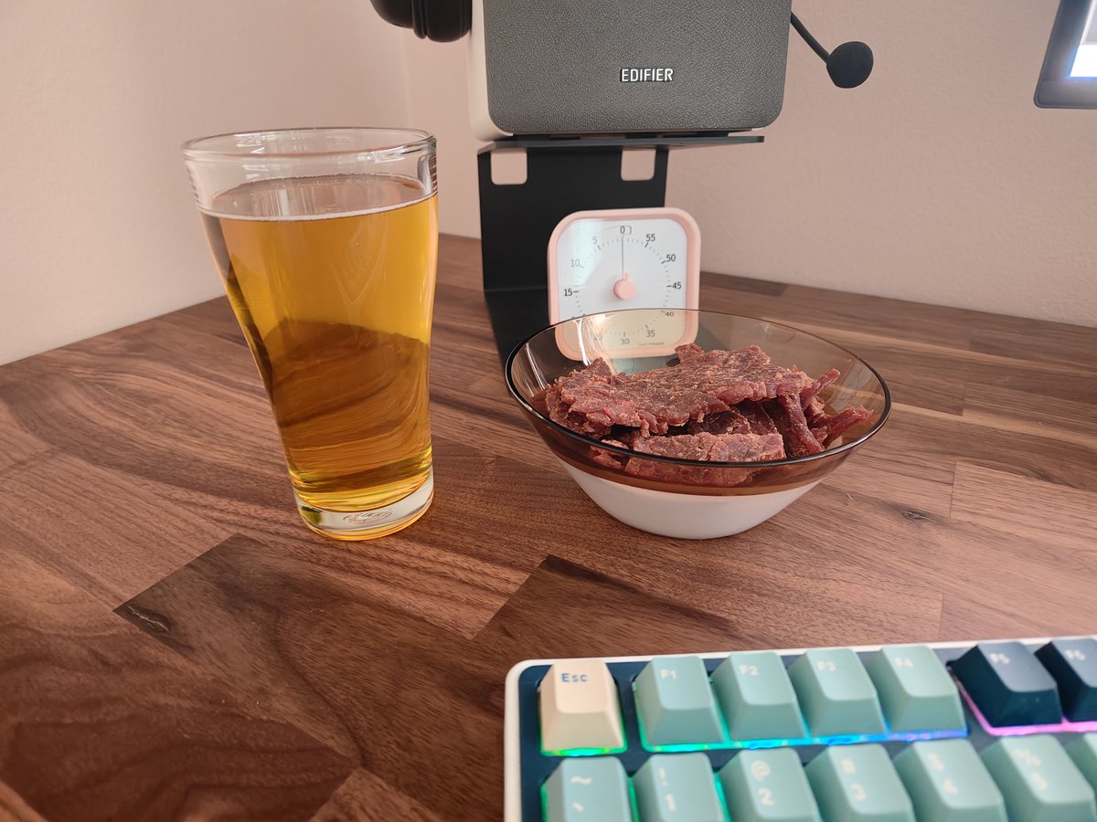 lapsniffer's tweet photo. ビールとビーフジャーキー https://t.co/x7EHxOsv4p