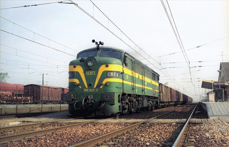 trentranvia's tweet photo. La ALCO 1813 pasa por Lugo de Llanera con un tren de vagones de Ensidesa 💚 https://t.co/Aps8pL9YQh