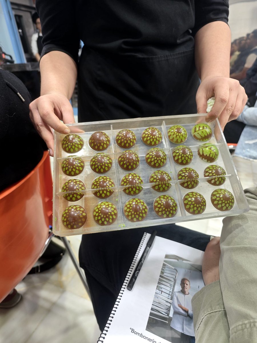DdRBlog15's tweet photo. Masterclass impartida por #LlucCrusellas en @Gremioasturias 
🍬Bombonería de vitrina y opciones comerciales.
🍫Snacks y venta por impulso en chocolatería. https://t.co/g6mhDD5oUy