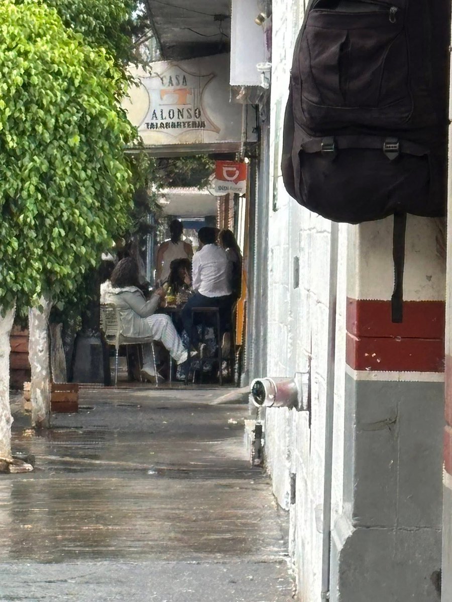 luluheoficial's tweet photo. Se apropiaron de todo el espacio 
Restaurante Tertulia en Av. Coyoacán 310B, Colonia del Valle @BlindarBJ @AccionesBJ @BJAlcaldia @NarvarteVecinos @ColDelValleBJ @OVIALCDMX 
@ContciudaDBJ https://t.co/RFPCueY71t