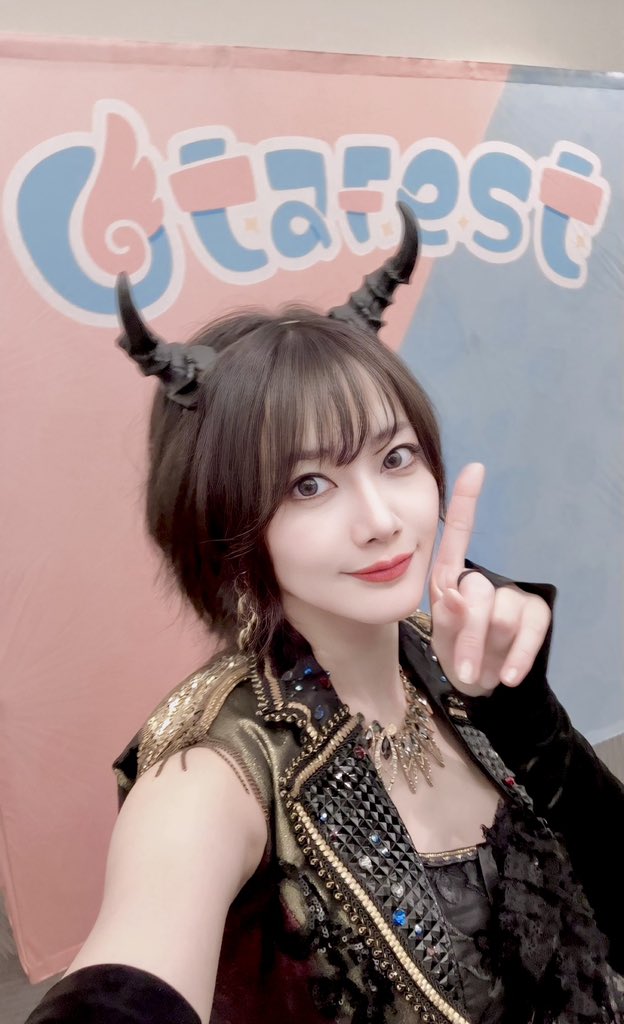 miko_0307's tweet photo. OtaFest、無事全てのイベントが終了しました！
ライブもめちゃくちゃ盛り上がって、みんなとの交流も本当に楽しい時間でした✨
exist†traceのTシャツを着ていたりCDを持ってきてくれた人もいて嬉しかったよー！！

カルガリーは街も綺麗で食事も美味しくて人も優しくて、住みたいくらいに素敵な街でした。
また必ず戻ってくるので、待っていてね！