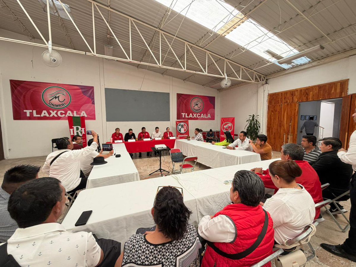 PRI_Tlaxcala24's tweet photo. Reunión de evaluación con la Coordinación Nacional de Afiliación y Registro Partidario junto a nuestro dip. José Luis Villalobos, la delegada Mariana Moguel, la diputada Sandy Aguilar y nuestro presidente @enriquepa69
Seguimos fortaleciendo al PRI Tlaxcala. ❤️🤍💚
#ElPRIMeLate https://t.co/Y3Q4HO9bEp