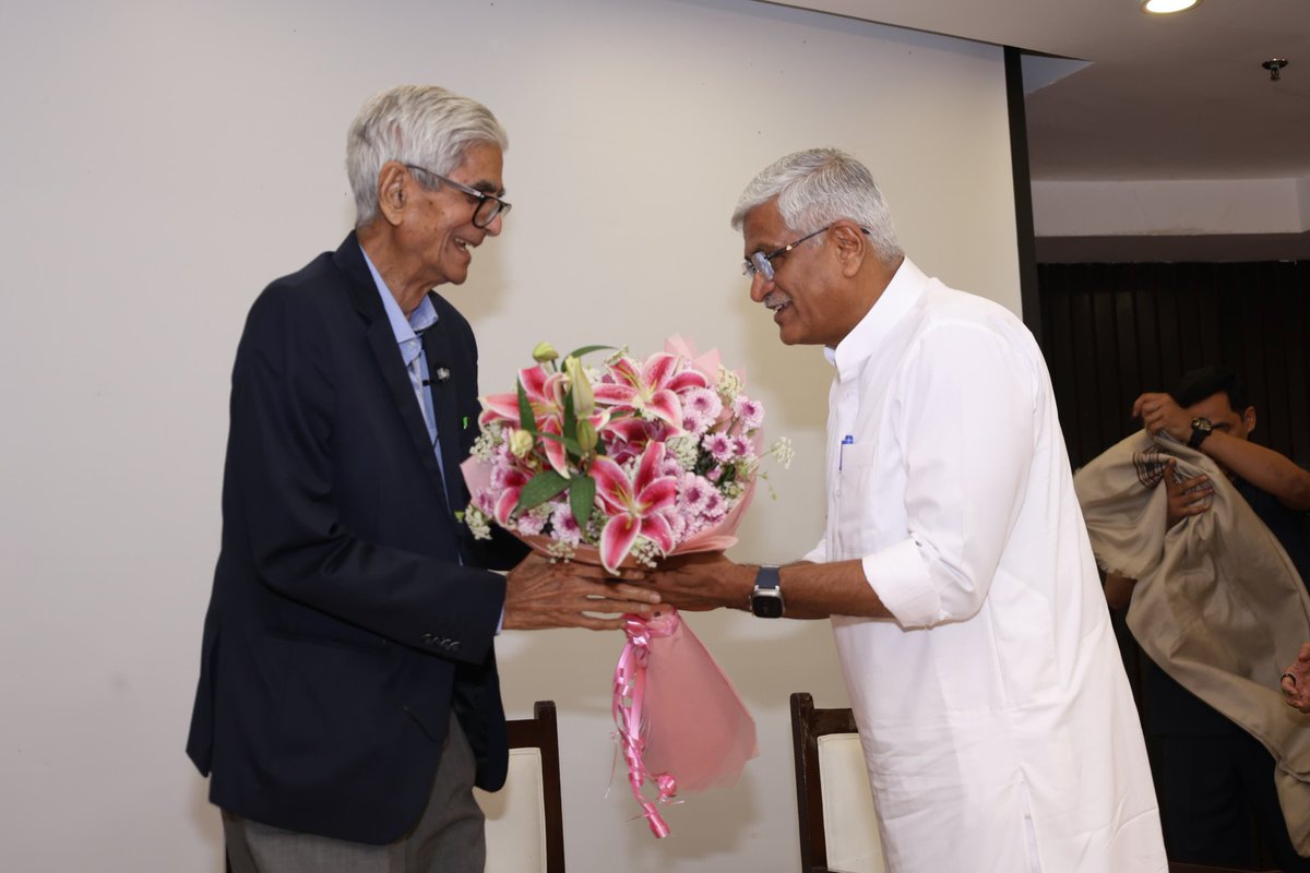 gssjodhpur's tweet photo. पद्म भूषण डॉ. डी. आर. मेहता जी के 90वें जन्मदिवस के समारोह में सम्मिलित होकर उन्हें दिल से शुभकामनाएँ प्रदान कीं।

डॉ. मेहता राजस्थान कैडर के पूर्व आईएएस अधिकारी, भारतीय रिज़र्व बैंक के पूर्व उप-राज्यपाल तथा भारतीय प्रतिभूति एवं विनिमय बोर्ड (SEBI) के पूर्व अध्यक्ष रहे हैं। प्रशासन और वित्तीय क्षेत्र में उनके उत्कृष्ट योगदान के साथ-साथ वे “जयपुर फुट” के लिए विशेष रूप से जाने जाते हैं। वे भगवान महावीर विकलांग सहायता समिति के संस्थापक हैं, जिसने भारत सहित 50 से अधिक देशों में लाखों दिव्यांगजनों को कृत्रिम अंगों के साथ नई जीवनशक्ति प्रदान की है।

कल रविवार को आयोजित इस समारोह में दिल्ली विश्वविद्यालय एवं जयनारायण व्यास विश्वविद्यालय, जोधपुर के पूर्व कुलपति प्रो. वी. आर. मेहता जी तथा नीति आयोग के पूर्व उपाध्यक्ष डॉ. राजीव कुमार जी से भी आत्मीय मुलाकात हुई।
