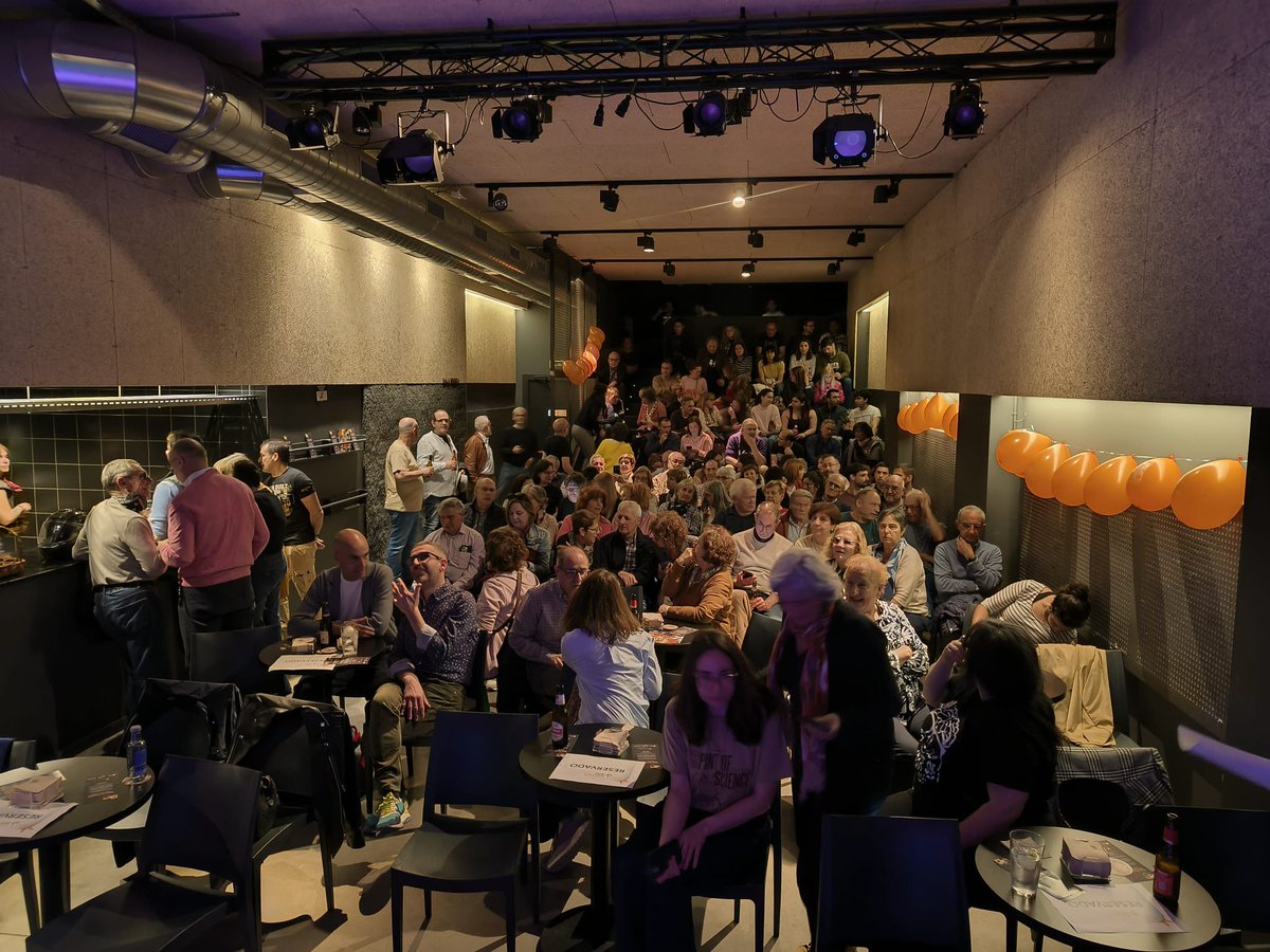 chuchibe's tweet photo. Comenzamos ya en #Pint26Log  con @LaSalaNegra a rebosar!! Corre que aún llegas!! #Pint26ES @pintofscienceES https://t.co/sRlNrPA8Ye