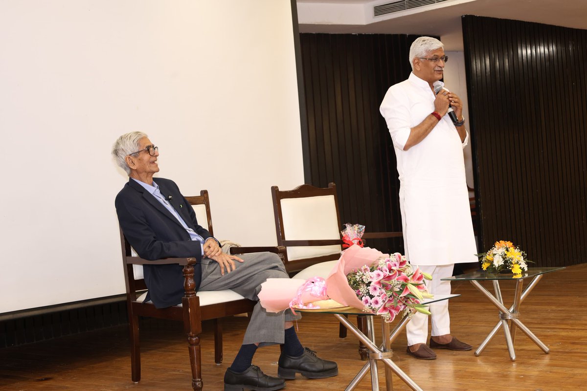 gssjodhpur's tweet photo. पद्म भूषण डॉ. डी. आर. मेहता जी के 90वें जन्मदिवस के समारोह में सम्मिलित होकर उन्हें दिल से शुभकामनाएँ प्रदान कीं।

डॉ. मेहता राजस्थान कैडर के पूर्व आईएएस अधिकारी, भारतीय रिज़र्व बैंक के पूर्व उप-राज्यपाल तथा भारतीय प्रतिभूति एवं विनिमय बोर्ड (SEBI) के पूर्व अध्यक्ष रहे हैं। प्रशासन और वित्तीय क्षेत्र में उनके उत्कृष्ट योगदान के साथ-साथ वे “जयपुर फुट” के लिए विशेष रूप से जाने जाते हैं। वे भगवान महावीर विकलांग सहायता समिति के संस्थापक हैं, जिसने भारत सहित 50 से अधिक देशों में लाखों दिव्यांगजनों को कृत्रिम अंगों के साथ नई जीवनशक्ति प्रदान की है।

कल रविवार को आयोजित इस समारोह में दिल्ली विश्वविद्यालय एवं जयनारायण व्यास विश्वविद्यालय, जोधपुर के पूर्व कुलपति प्रो. वी. आर. मेहता जी तथा नीति आयोग के पूर्व उपाध्यक्ष डॉ. राजीव कुमार जी से भी आत्मीय मुलाकात हुई।