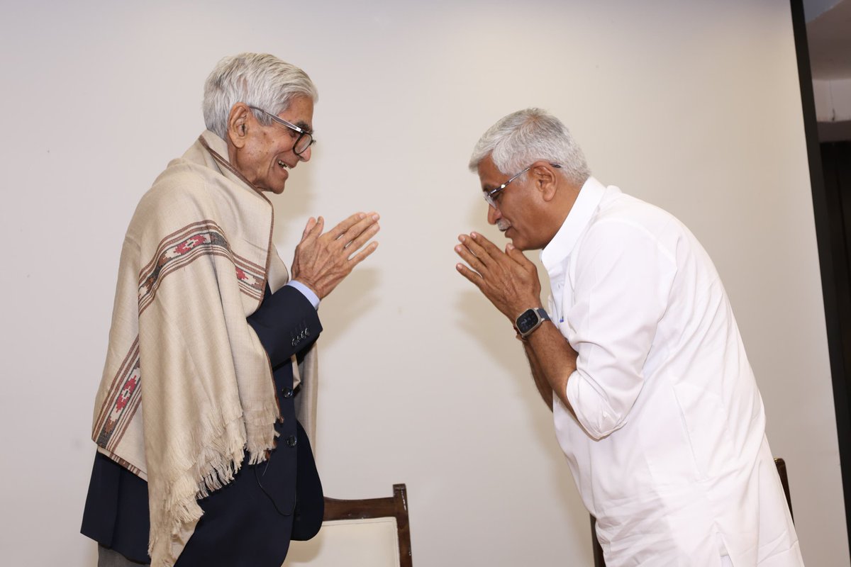 gssjodhpur's tweet photo. पद्म भूषण डॉ. डी. आर. मेहता जी के 90वें जन्मदिवस के समारोह में सम्मिलित होकर उन्हें दिल से शुभकामनाएँ प्रदान कीं।

डॉ. मेहता राजस्थान कैडर के पूर्व आईएएस अधिकारी, भारतीय रिज़र्व बैंक के पूर्व उप-राज्यपाल तथा भारतीय प्रतिभूति एवं विनिमय बोर्ड (SEBI) के पूर्व अध्यक्ष रहे हैं। प्रशासन और वित्तीय क्षेत्र में उनके उत्कृष्ट योगदान के साथ-साथ वे “जयपुर फुट” के लिए विशेष रूप से जाने जाते हैं। वे भगवान महावीर विकलांग सहायता समिति के संस्थापक हैं, जिसने भारत सहित 50 से अधिक देशों में लाखों दिव्यांगजनों को कृत्रिम अंगों के साथ नई जीवनशक्ति प्रदान की है।

कल रविवार को आयोजित इस समारोह में दिल्ली विश्वविद्यालय एवं जयनारायण व्यास विश्वविद्यालय, जोधपुर के पूर्व कुलपति प्रो. वी. आर. मेहता जी तथा नीति आयोग के पूर्व उपाध्यक्ष डॉ. राजीव कुमार जी से भी आत्मीय मुलाकात हुई।