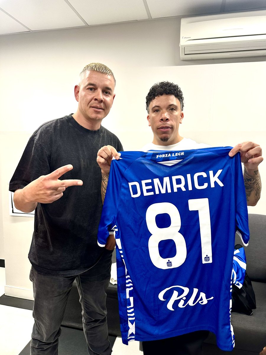MichalMoch87's tweet photo. Wczoraj przed koncertem niekwestionowanej legendy Zachodniego Wybrzeża, gwiazdy hip-hopu Xzibit’a oraz Demrick’a dzięki @LechPoznan i pomocy @RadoslawNawrot miałem sposobność wręczyć koszulki Mistrz Polski, Kolejorza. @xzibit @IamDEMRICK 

#xzibit #demrick #lech #poznan #KOLE10RZ https://t.co/L8xFIziVYb