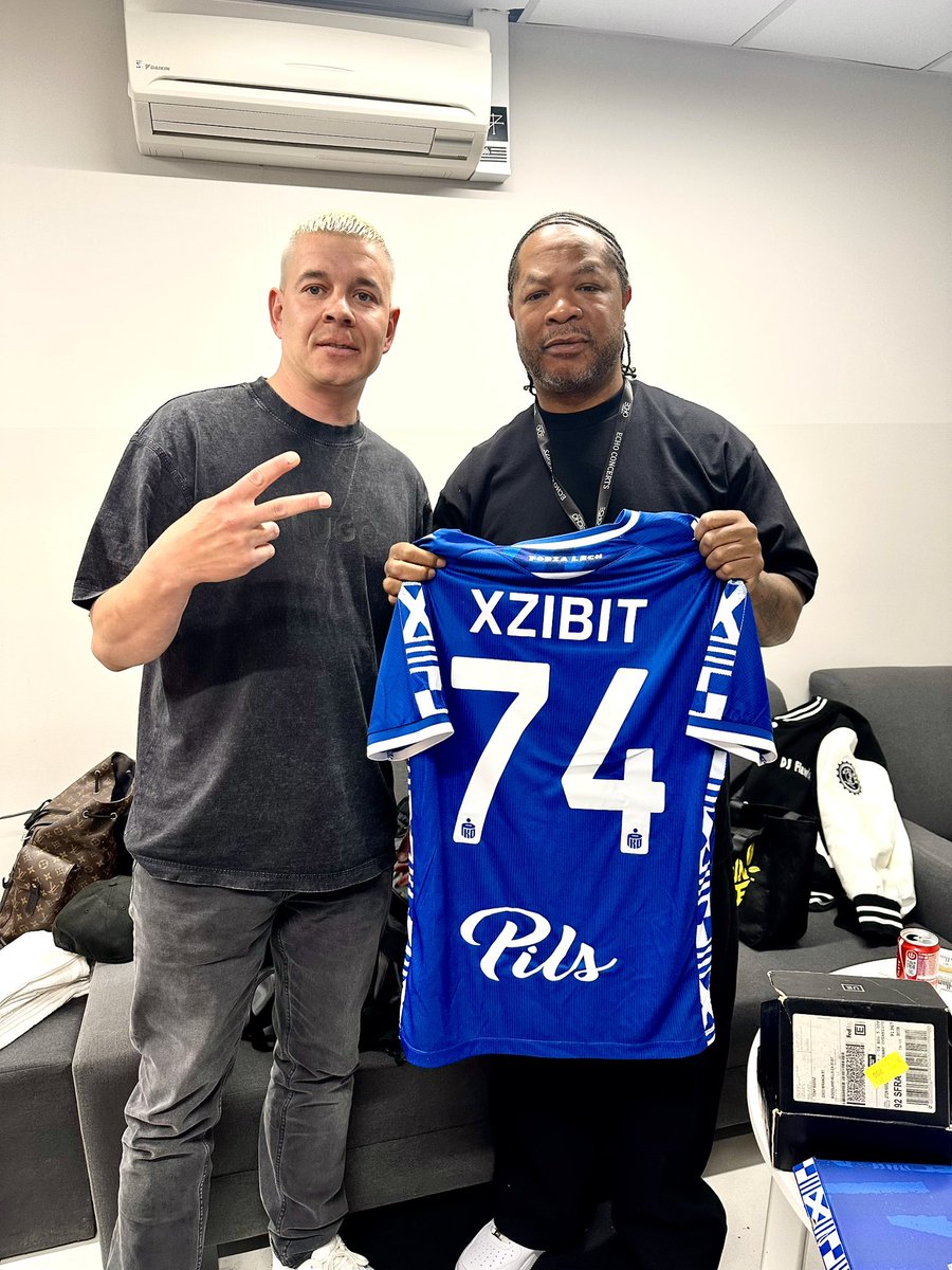 MichalMoch87's tweet photo. Wczoraj przed koncertem niekwestionowanej legendy Zachodniego Wybrzeża, gwiazdy hip-hopu Xzibit’a oraz Demrick’a dzięki @LechPoznan i pomocy @RadoslawNawrot miałem sposobność wręczyć koszulki Mistrz Polski, Kolejorza. @xzibit @IamDEMRICK 

#xzibit #demrick #lech #poznan #KOLE10RZ https://t.co/L8xFIziVYb