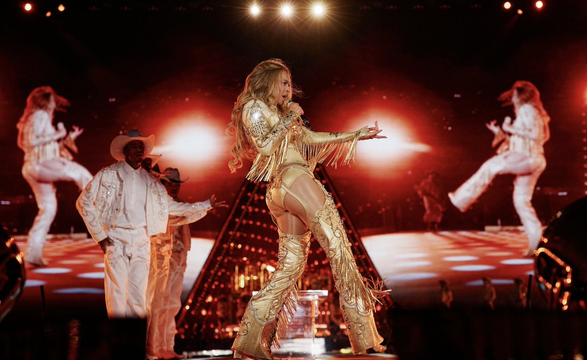 CCTourOutfits's tweet photo. One year ago today 
Chicago Night 3 https://t.co/9GlR2wBxNQ