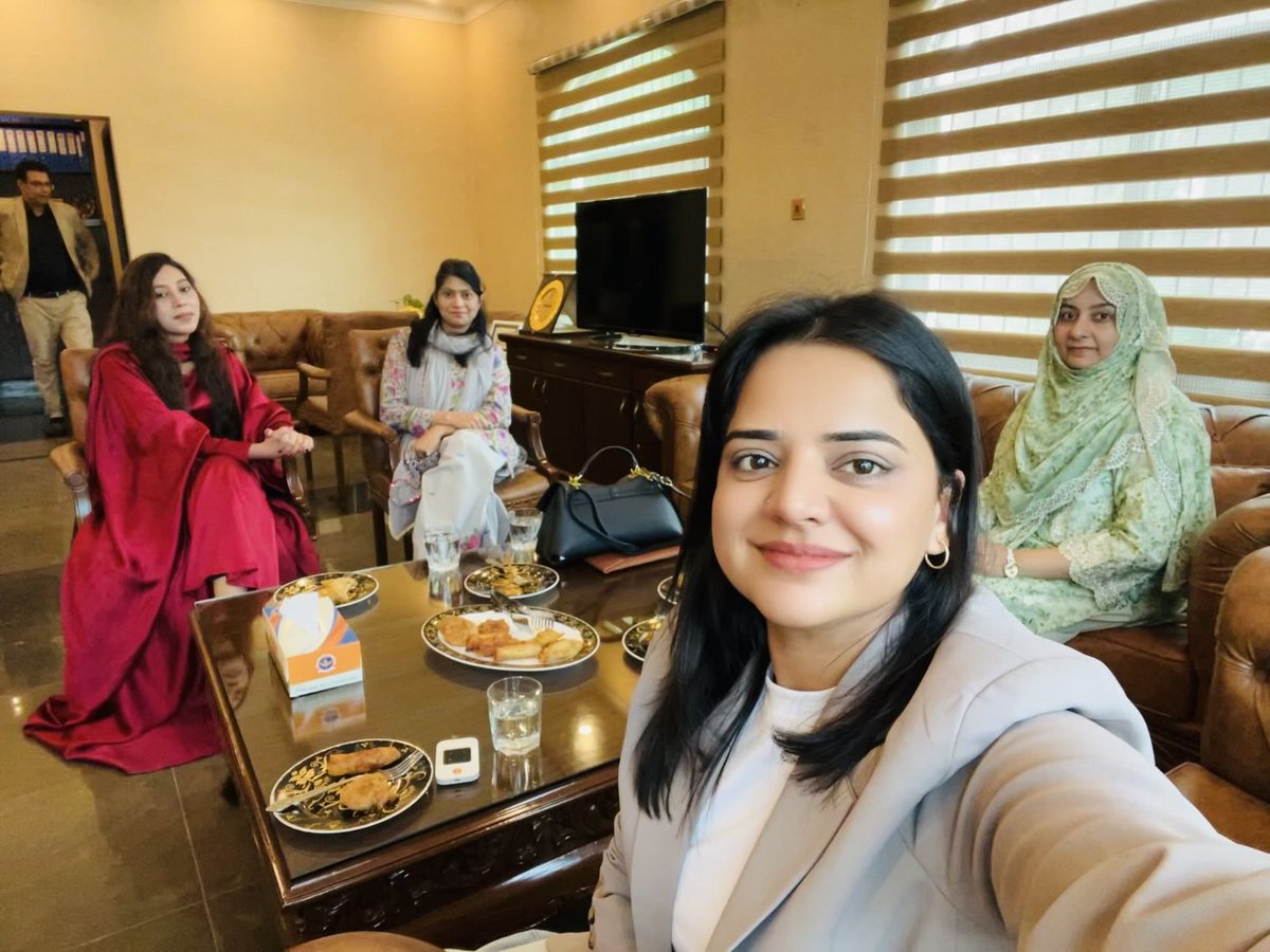 SkillUpWorld's tweet photo. This is exactly why SkillUp World exists. 🌱

A room full of students at University of Sialkot — not just learning about AI, but waking up to what’s possible.

Education is not a privilege. It is a right. And the time to evolve is now.

#AI #SkillUpWorld #Pakistan  #anilaliaqat https://t.co/ptgeC74RWN