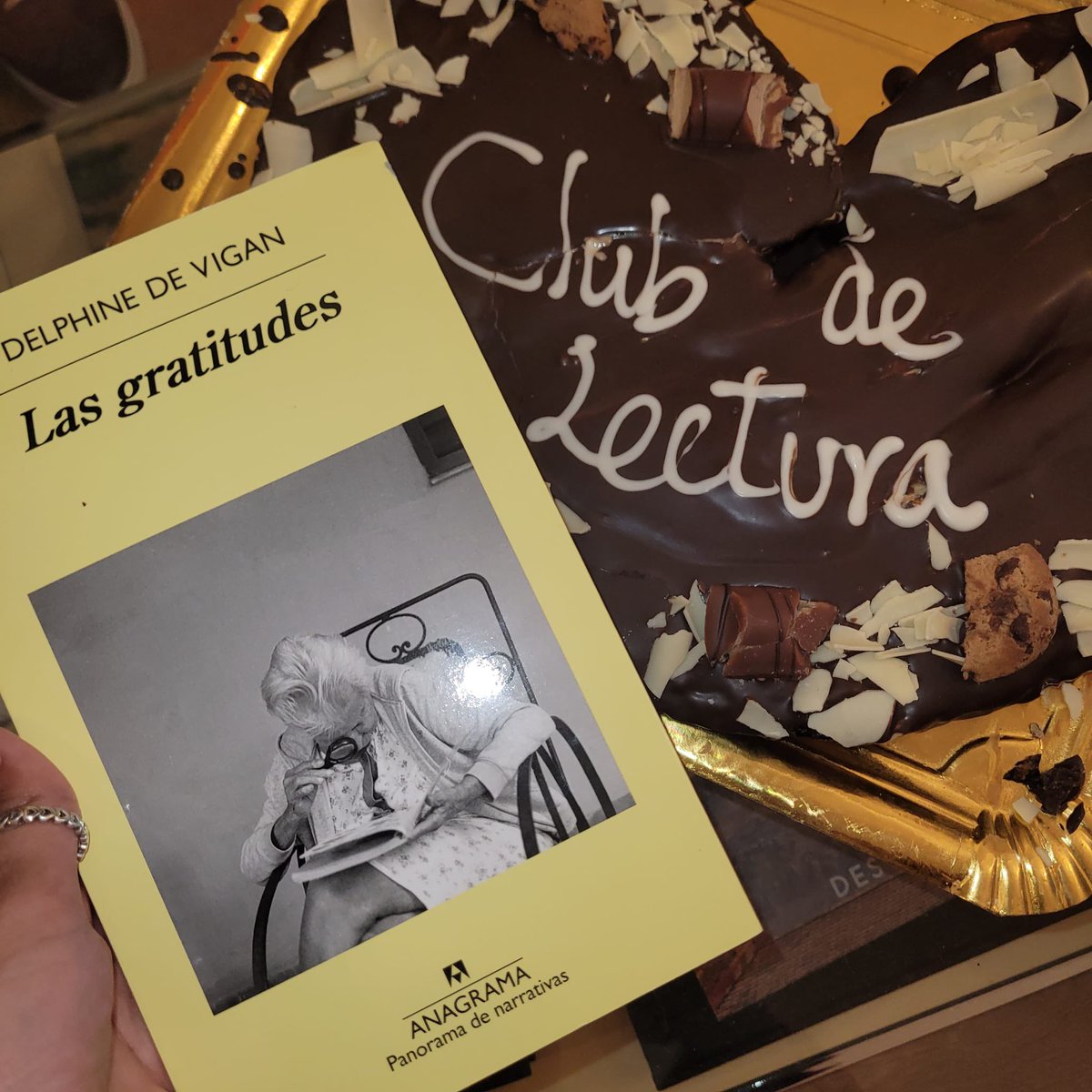 rondafem's tweet photo. CLUB DE LECTURA 
FEMINISTA
📚  📚 📚 

En el club de lectura feminista de la asociación hemos compartido Las gratitudes de Delphine de Vigan, una novela delicada y profundamente humana que nos ha llevado a hablar de algo que atraviesa nuestras vidas: los cuidados. https://t.co/DJzSoa4mBF