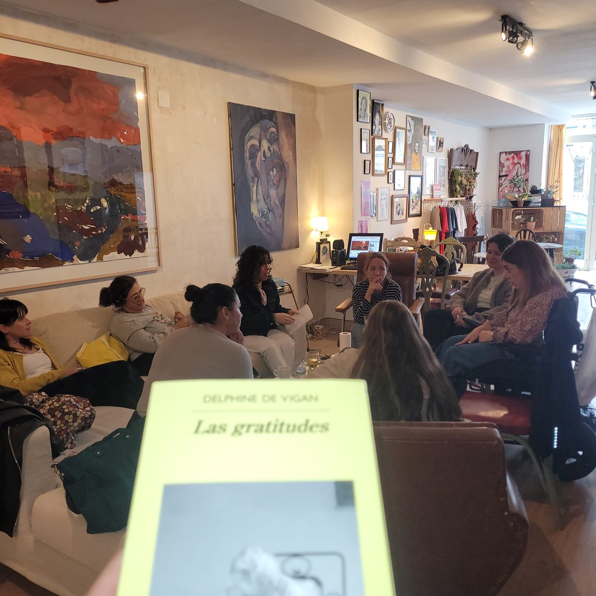 rondafem's tweet photo. CLUB DE LECTURA 
FEMINISTA
📚  📚 📚 

En el club de lectura feminista de la asociación hemos compartido Las gratitudes de Delphine de Vigan, una novela delicada y profundamente humana que nos ha llevado a hablar de algo que atraviesa nuestras vidas: los cuidados. https://t.co/DJzSoa4mBF