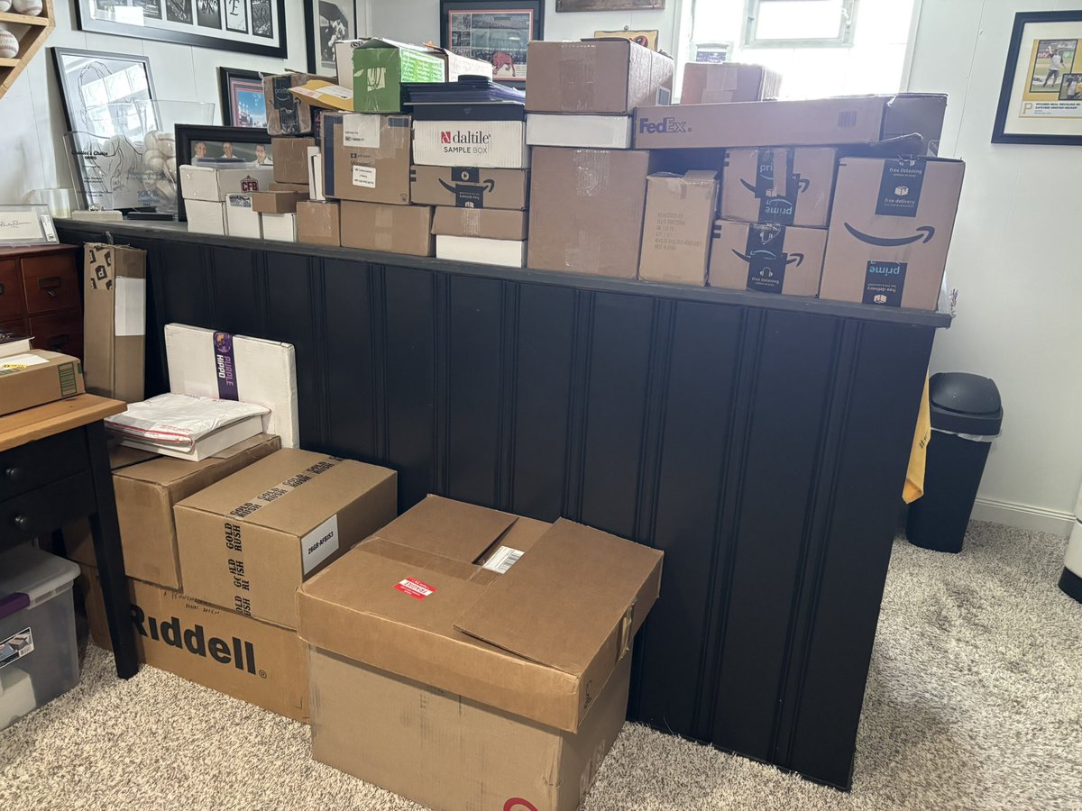 eshecker's tweet photo. This is it, the #RippinForTheCure mega break is this Saturday evening!

We currently have 231 items in hand, with a few more on the way. I would love to get to 250 and have ONE more guaranteed mega break spot to give out.

I am looking for one person to donate 10 cards that meet the following- 

• Buyback autograph cards ($20 floor)
• Slabbed rookies or vintage ($20 floor)
• Vintage/Rookies/Autos/SPs ($20 floor)
• Mid/high end cards (auto/patch/SPs)

If this is you, please send me a photo of the cards and let’s make sure they arrive by Saturday. 

Thank you!