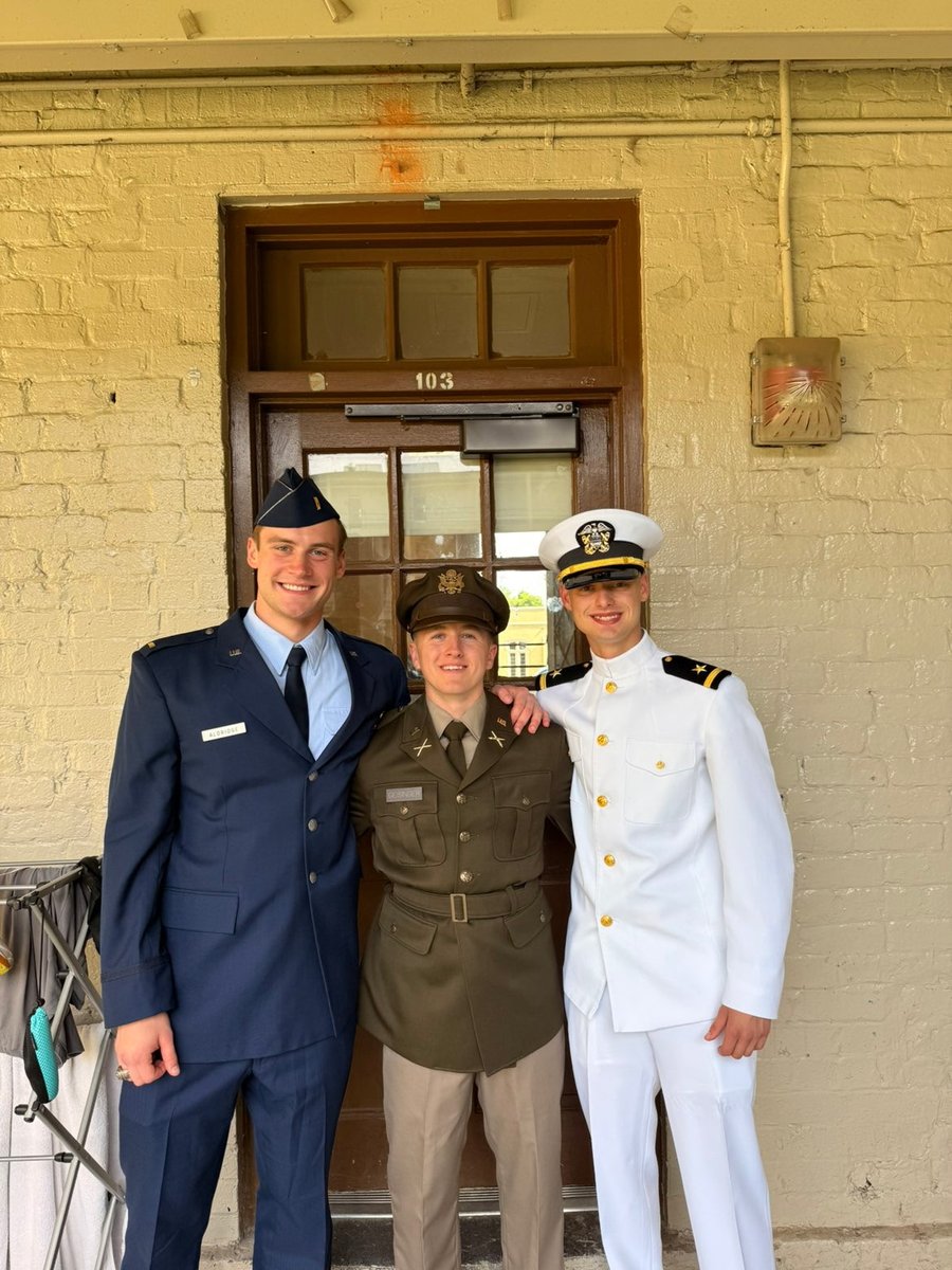 KeydetsHockey's tweet photo. From the rink to the ranks, VMI Hockey continues to lead by example.

2LT Hunter, US Army
2LT Kaplanidis, US Army
2LT Geisinger, US Army
Hamilton, US Army - commissioning in December
SSG Daffron, US Army - commissioning in December
ENS Harrell, US Navy
ENS O’Byrne, US Navy https://t.co/XBYC7iOK0o