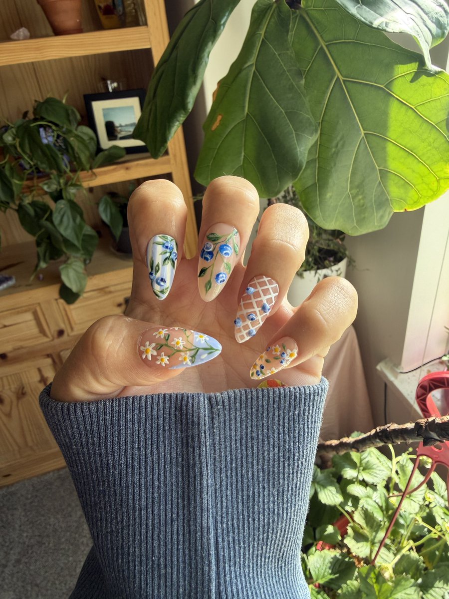 RachelHaless's tweet photo. New nails new nails 🫐🌼🤍 https://t.co/nY602bh0Me