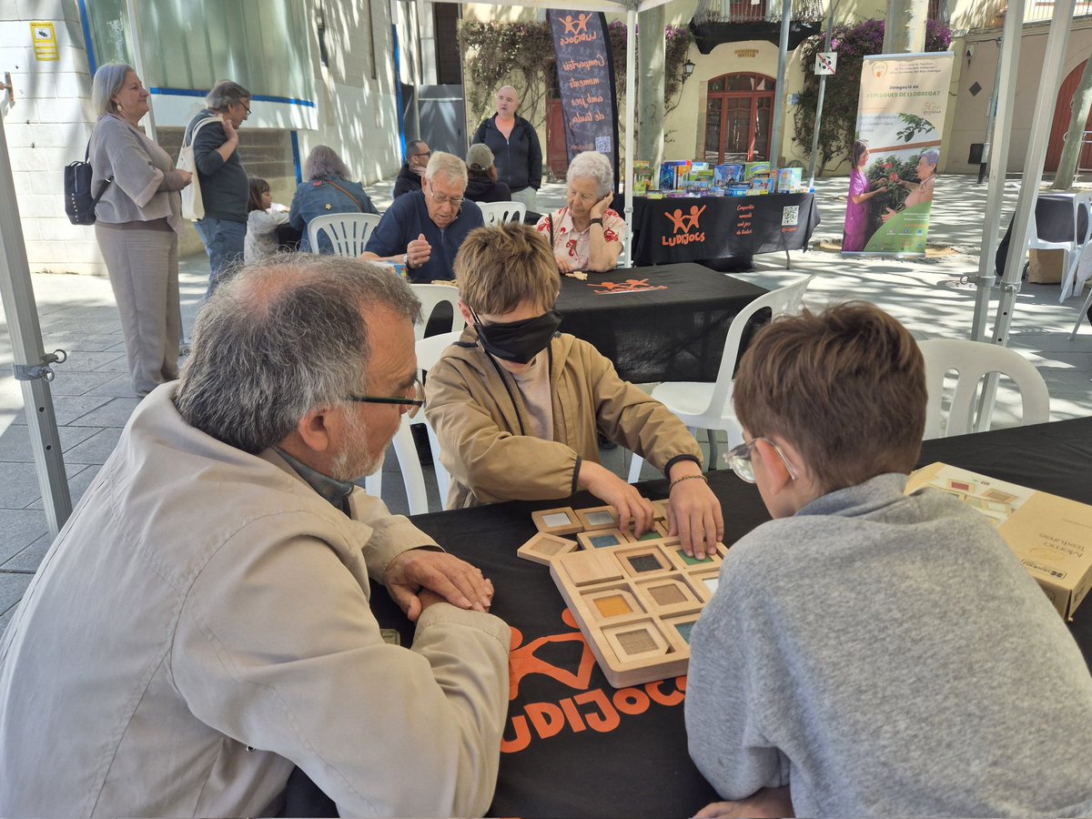 AFABAIXLLOB's tweet photo. ESPLUGUES👋
Dissabte al matí, grans i petits, van compartir amb nosaltres i amb #Ludijocs un matí magnífic de jocs de taula a l'aire lliure.
#MesDeLaGentGran
#DelegacióEsplugues
#FafacAlzheimer
#AfaBaix https://t.co/aCBKWAzw3v