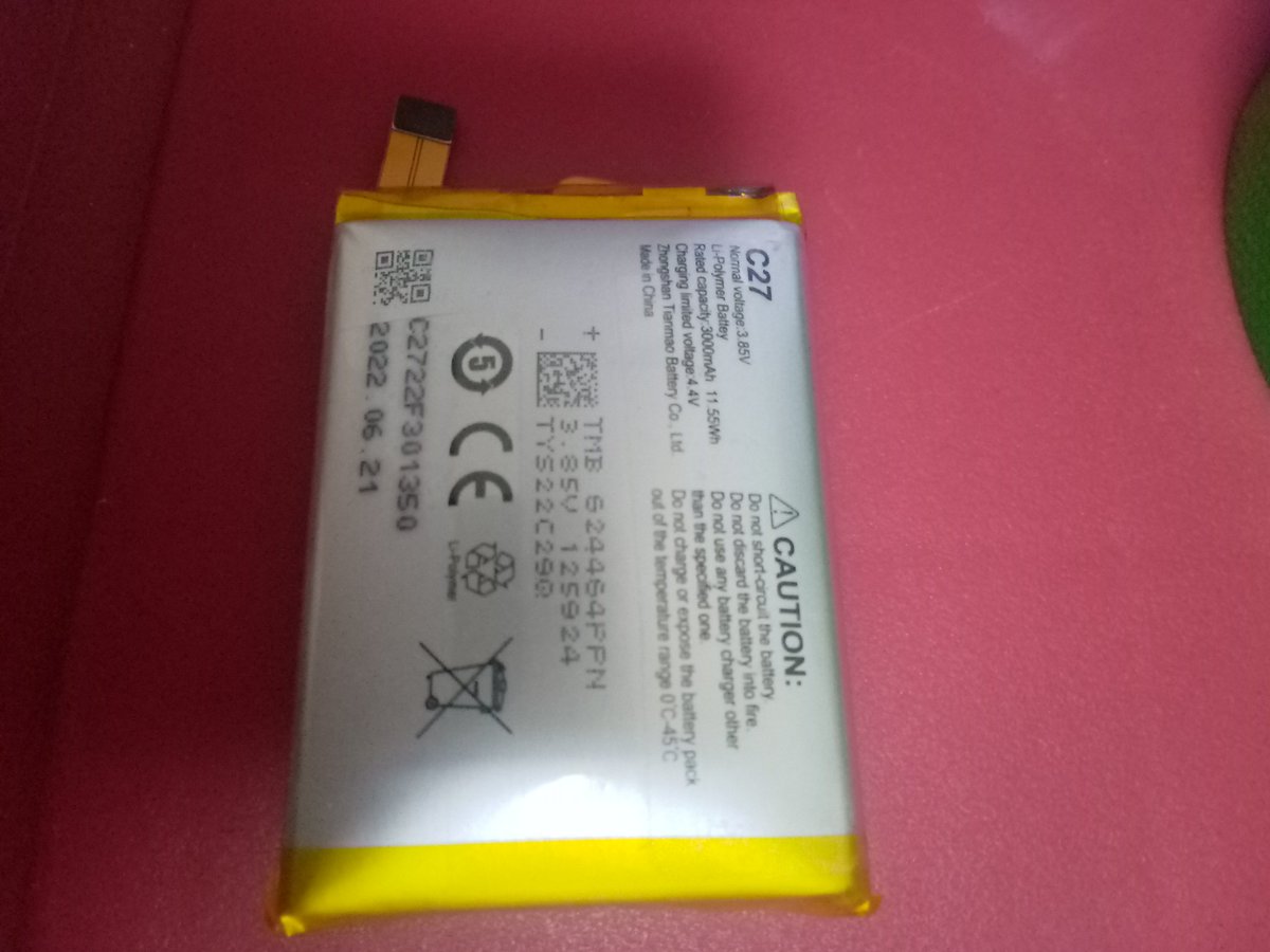 AS_ZC_Si's tweet photo. Cubot Pocket、安さにつられて2台買った結果…。1台はバッテリーがパンパンに膨らみ、本体が浮いてしまいました😱 もう1台は画面がバキバキ。新品バッテリーが欠品なので、バキバキの方から生きてるバッテリーを移植します！ #CubotPocket #スマホ修理 #バッテリー交換 https://t.co/eF6yMd6jV7
