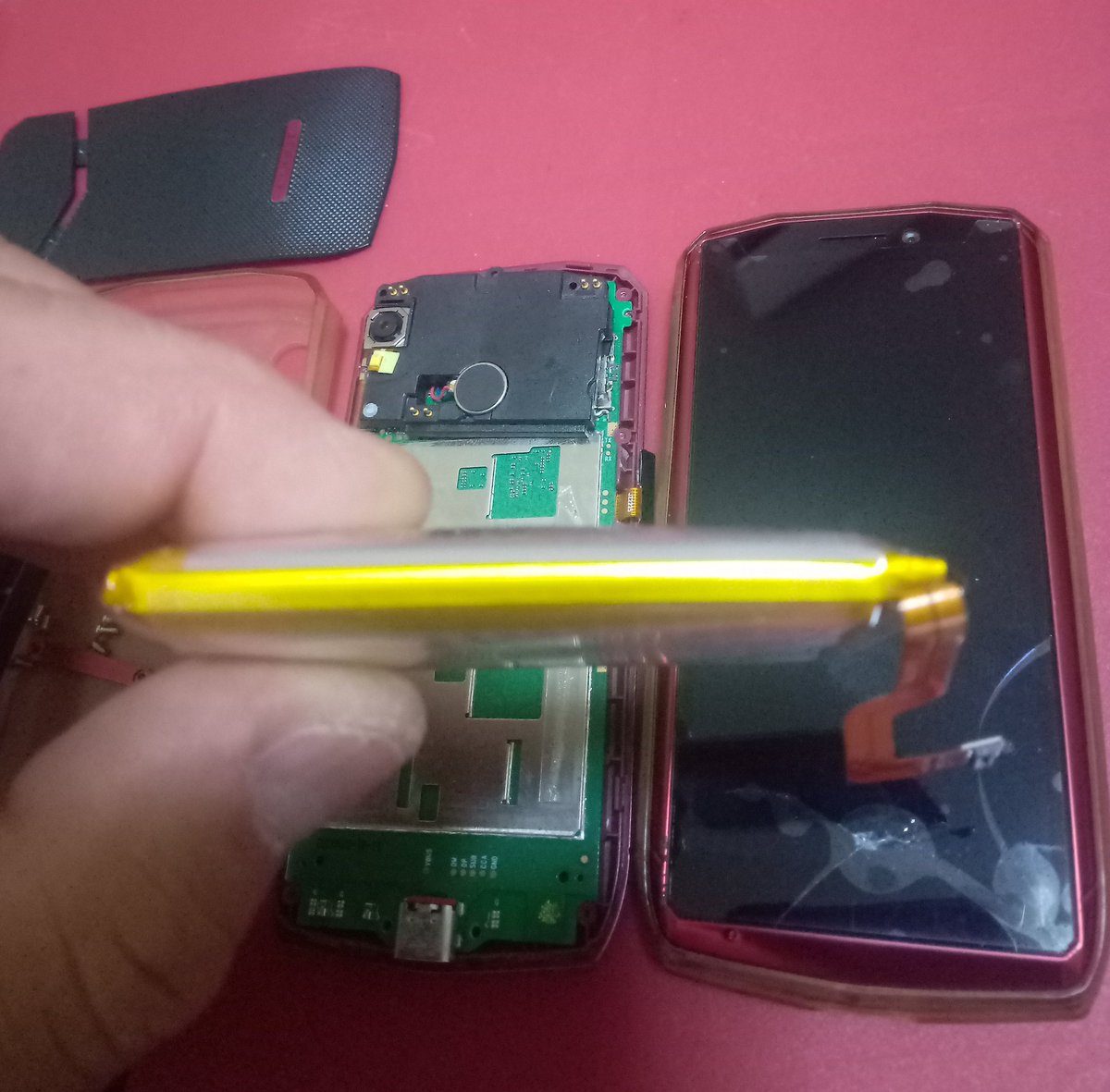 AS_ZC_Si's tweet photo. Cubot Pocket、安さにつられて2台買った結果…。1台はバッテリーがパンパンに膨らみ、本体が浮いてしまいました😱 もう1台は画面がバキバキ。新品バッテリーが欠品なので、バキバキの方から生きてるバッテリーを移植します！ #CubotPocket #スマホ修理 #バッテリー交換 https://t.co/eF6yMd6jV7