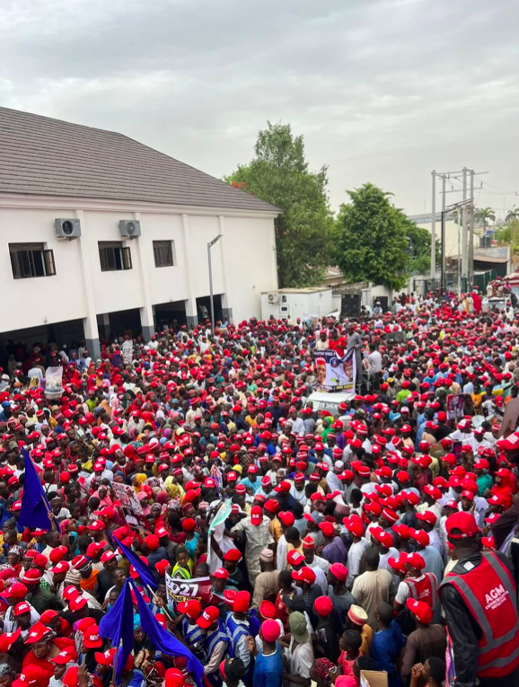 SquadNavigators's tweet photo. Kano youths came out in their numbers to promise Obi/Kwankwaso five million votes in this coming election.
This happened during a solidarity march in Kano today.
/Ben Bruce, Ned Nwoko, Kate Henshaw, #FLYBOYINC Congratulations Pooja, Cubana Chief Priest, Ben Murray Bruce/ https://t.co/KDy1YQR5v8