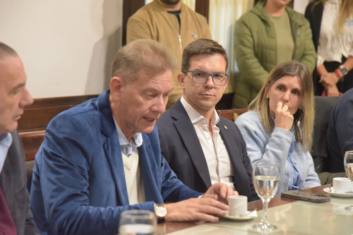 JuaneEBP's tweet photo. Acompañamos el desarrollo productivo de nuestras PYMES 💪🏻

Participamos de una reunión institucional junto al vicegobernador @PedroBraillardP, la Dirección de Emprendedores y CASFOG, para impulsar más herramientas de financiamiento para las PYMES correntinas. https://t.co/HfyJMXqhte