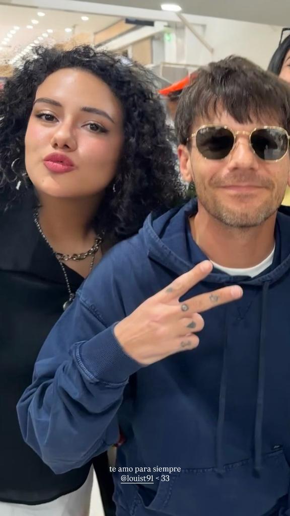 LouisMxOficial's tweet photo. ¡Louis en el aeropuerto de CDMX con fans! 

📸: namelessema https://t.co/aS1qqcC4aN