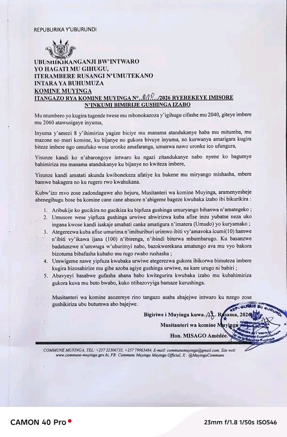 MagazineJimbere's tweet photo. 🏠 Un jeune homme doit désormais disposer d’une maison couverte de tôles avant de se marier, selon un communiqué publié ce 18 mai 2026 par Misago Amedé, administrateur de la commune #Muyinga (@BuhumuzaProvinc)

📄 L’administrateur rappelle qu’il est interdit de contourner les procédures légales pour vivre en couple. Il précise également que la jeune fille doit avoir démontré sa capacité à exercer des activités génératrices de revenus

👨‍👩‍👧‍👦 Il appelle aussi les parents à habituer leurs enfants au travail dès le plus jeune âge afin de mieux les préparer à fonder un foyer

💬 Certains jeunes interrogés par #Jimbere estiment toutefois que cette mesure risque de retarder leurs projets de mariage, plusieurs envisageant jusque-là de commencer leur vie de couple dans des maisons en location

#Burundi #Jimbere