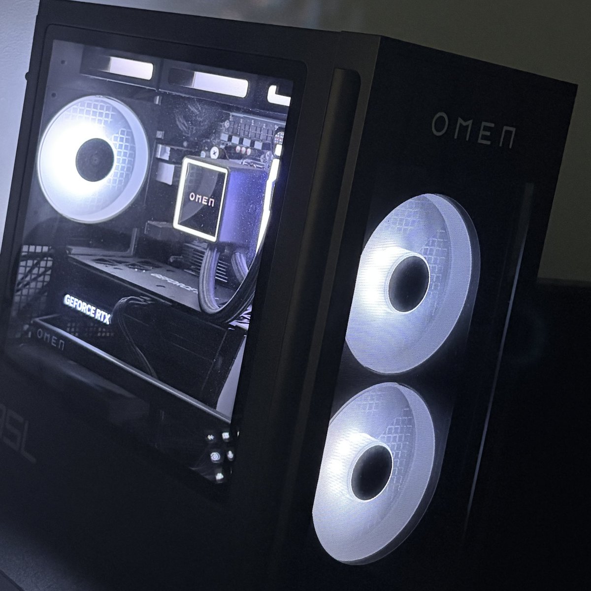nmtr_is_uni's tweet photo. PC売ります

スペック
●OS：Windows11Home
●CPU：インテル Core i7-14700F
●GPU：GeForce RTX 4070Ti SUPER
●メモリ：32GB(DDR5)
●ストレージ：M.2 SSD：2TB
●無線LAN/Bluetooth搭載
●電源：内蔵850W ATX電源、80PLUS Gold

金額…28万+送料
付属品…電源ケーブル
状態…1年ほど使用

🔽続く https://t.co/3pkho7OFlh