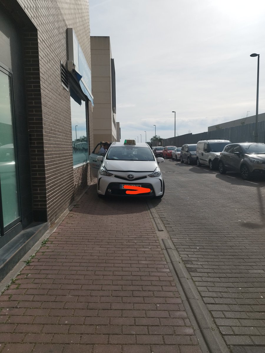 VecinosPAU4's tweet photo. Más denuncias de los @VecinosPAU4 
El @AytoMostoles @ppmostoles @gabymonteserin @mbautista_pp nos obliga a pasar así por las aceras. Olvídate de sillas de ruedas o carrito de bebé,  esos por el medio de la calzada pelando con los coches.
Ayuda @PSMostoles @Vox_Mostoles https://t.co/TXZjwcZ7tE
