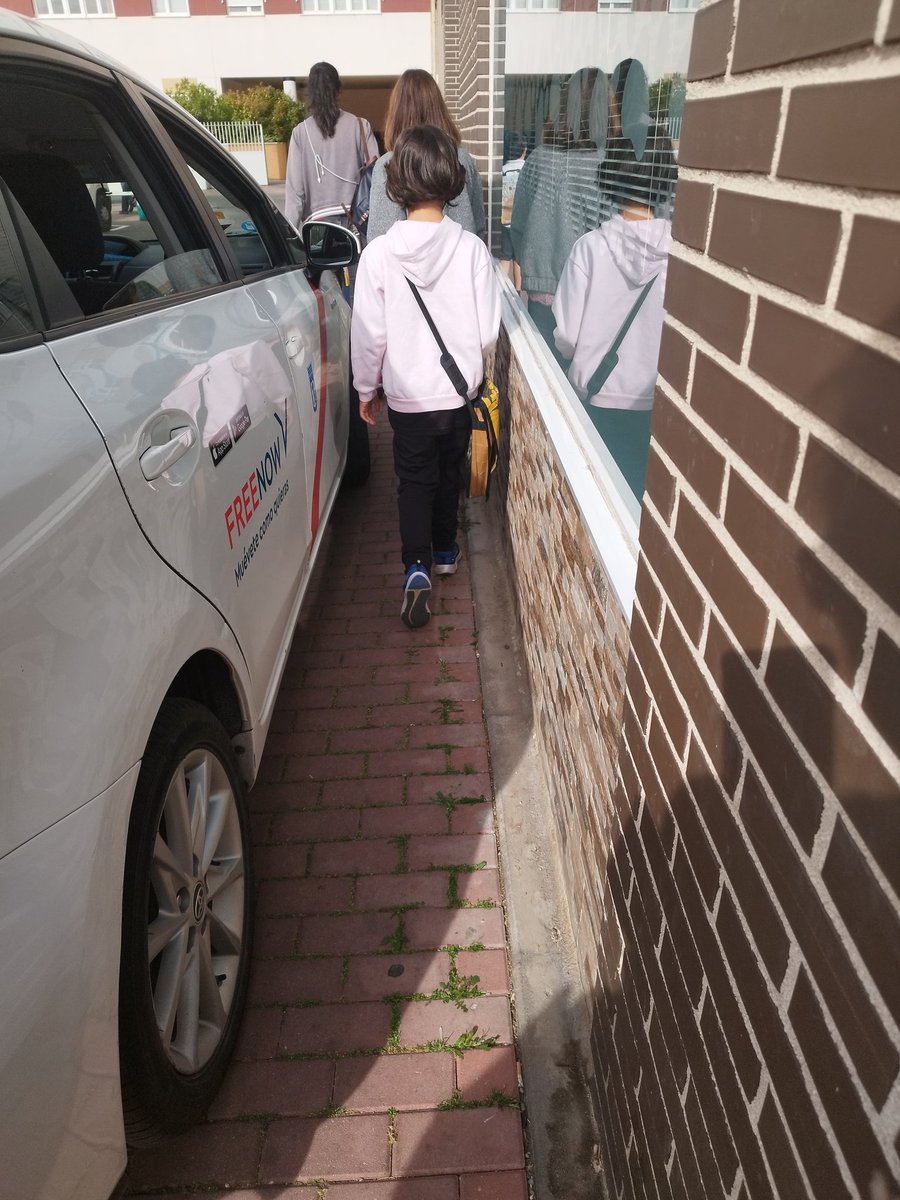 VecinosPAU4's tweet photo. Más denuncias de los @VecinosPAU4 
El @AytoMostoles @ppmostoles @gabymonteserin @mbautista_pp nos obliga a pasar así por las aceras. Olvídate de sillas de ruedas o carrito de bebé,  esos por el medio de la calzada pelando con los coches.
Ayuda @PSMostoles @Vox_Mostoles https://t.co/TXZjwcZ7tE