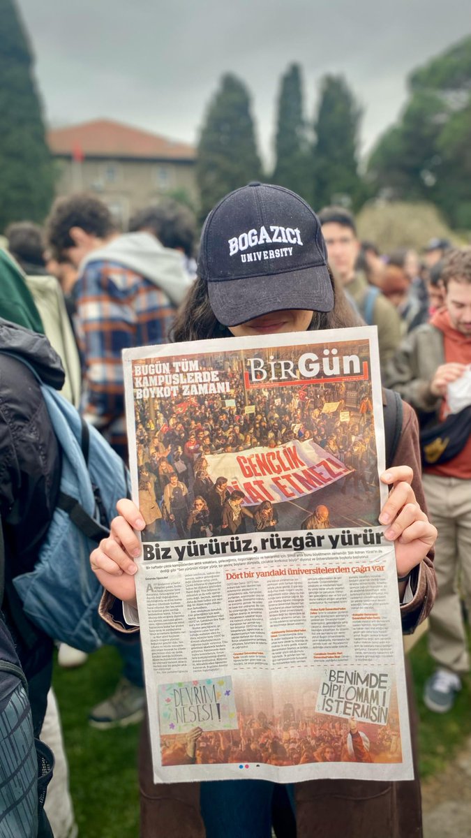 solgenc35's tweet photo. BirGün yalnızca bir gazete olarak değil; halkın, gençliğin, toplumsal muhalefetin sesi olarak her gün baş ucumuzda.

Şimdi birlikte büyüttüğümüz gazetemize bir kez daha omuz verme zamanı.

#BirGünVarsaHaberinVar https://t.co/vOSbgT3lQa