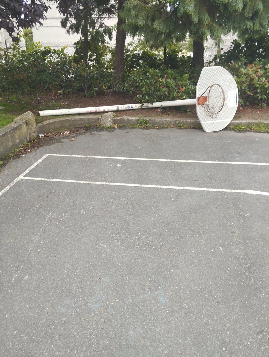 Dantevf13's tweet photo. @ConcelloCoruna queremos informar de que la canasta del parque Europa se ha caído y está completamente rota, con el aro deformado. Es una instalación muy usada cada tarde y más ahora con la llegada del buen tiempo. Esperamos una pronta reposición. ¡Gracias! https://t.co/nC45udA2D9