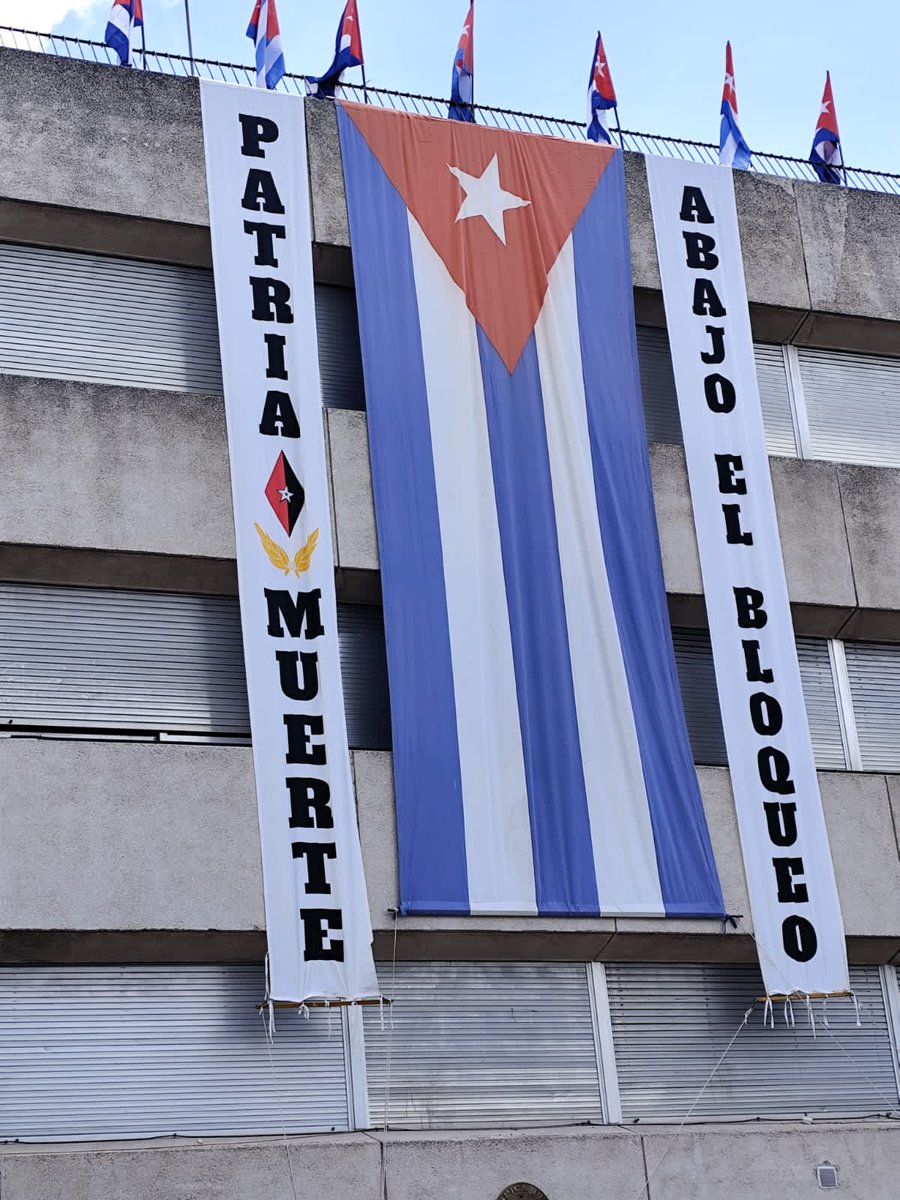 AbelendaCuba's tweet photo. Cientos de españoles y españolas se concentraron este domingo frente a la embajada #cubana en #España para solidarizarse con #Cuba, condenar el bloqueo que le impone #EEUU y drnunciar las amenazas de agresión de #Washington a la isla caribeña. 
#CubaNoEstáSola https://t.co/5nx0ZgquhD