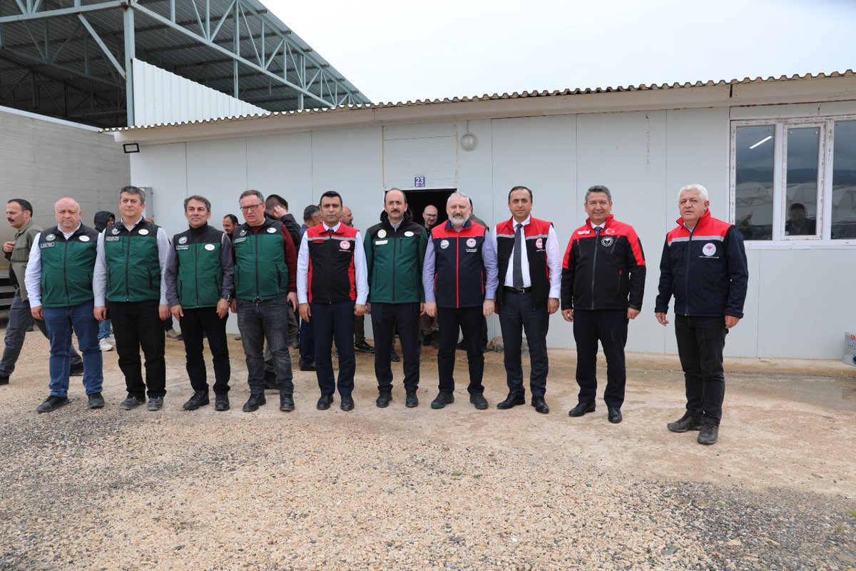 Bugemtr's tweet photo. 📍Geçmiş olsun Tokat - Amasya!

Genel Müdürümüz Uğur ERDEM, Bakan Yardımcımız @bekirgizligider , @trgmresmi Genel Müdürü @DrOsmanYildiz  , @dsigovtr  Genel Müdürü @mehmetakifbalta  ile beraber Tokat ve Amasya’da yoğun yağışlar nedeniyle oluşan su baskınları ve bitkisel üretim sahalarına etkisine yönelik incelemelerde bulundu.
Erbaa Tepekışla Köyü’nde seralar bölgesinde çiçek seralarında yetiştiriciler ile görüşme yapıldı. Kızılçubuk Köyü su baskını yerinde incelendi.
Turhal İlçesi Çevrikler Mahallesi ve Elalmış Köylerinde oluşan su baskınları yerinde incelendi. 

@TCTarim