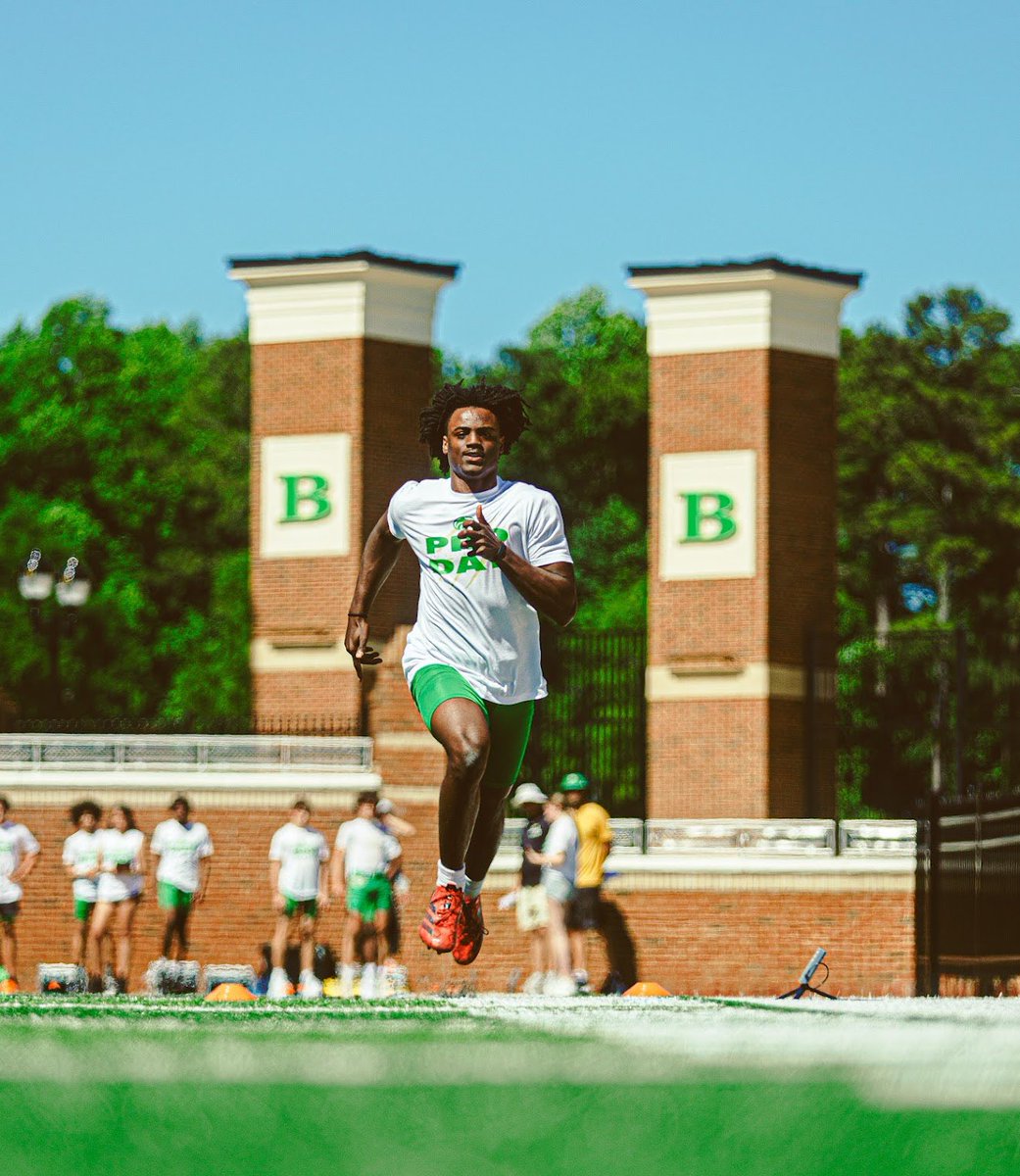 raisethebowdj_4's tweet photo. Arm talent✅
4.5 speed✅
#11 Dual Threat by @SCNext✅
@TheUCReport @buford_football #ProDay https://t.co/ezezViqPd3