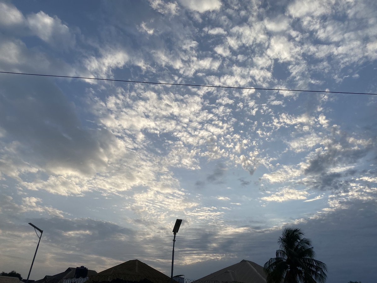 ooreoluwaa_'s tweet photo. Good evening frenss 
Still yet to make moniesss 
But I took these cloud pictures just now 😝 https://t.co/JeXD0Z1Kiy