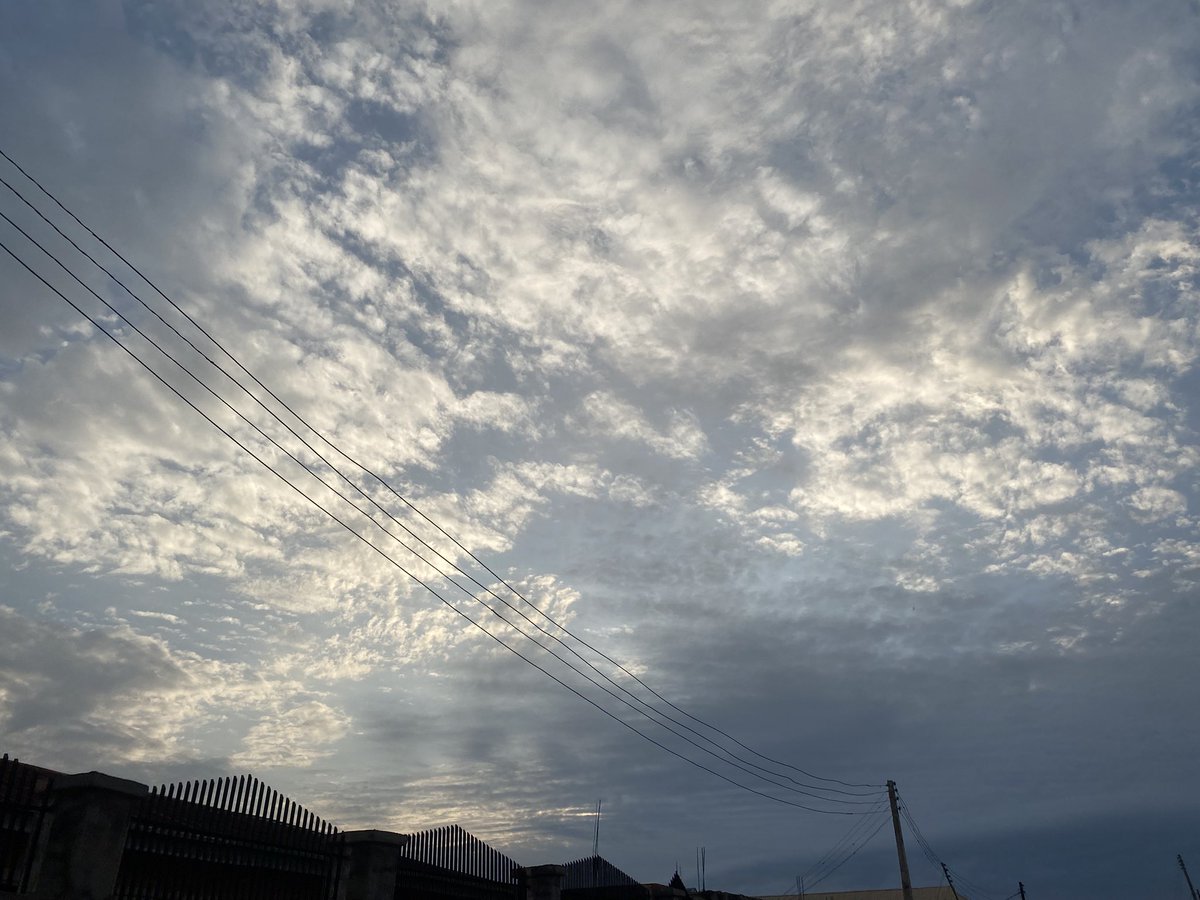 ooreoluwaa_'s tweet photo. Good evening frenss 
Still yet to make moniesss 
But I took these cloud pictures just now 😝 https://t.co/JeXD0Z1Kiy