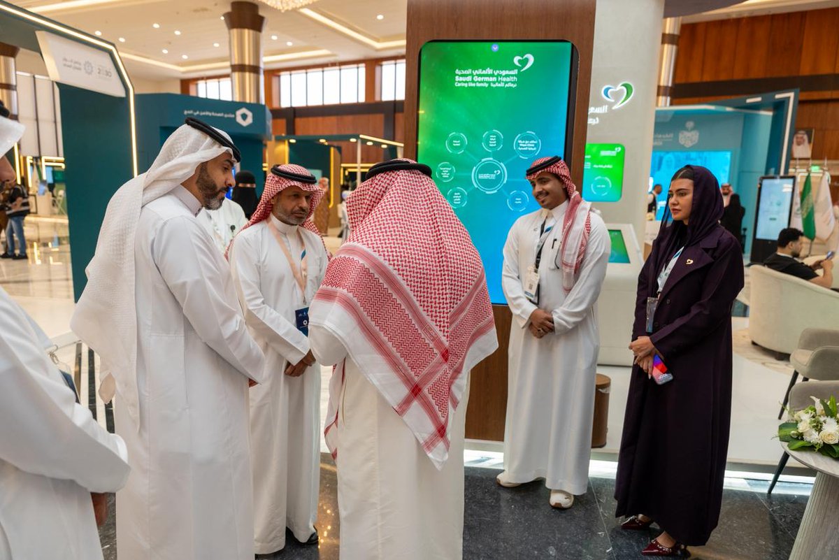 sghgroup's tweet photo. واصلت السعودي الألماني الصحية مشاركتها في منتدى الصحة والأمن في الحج، الذي تنظمه الإدارة العامة للخدمات الطبية بوزارة الداخلية، مستعرضة مبادرات التحول الرقمي وتحالفها الطبي مع مايو كلينك، إلى جانب جهودها في خدمة ضيوف الرحمن عبر فروعها في مكة والمدينة، مؤكدةً التزامها برؤية 2030. https://t.co/Ug4z1PcHaR