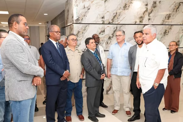 NacionalFm's tweet photo. Presidente Mulino felicitó a médicos de la primera craneotomía en Colón https://t.co/Yrnx3wT0QD https://t.co/UtDfN6Zfiu