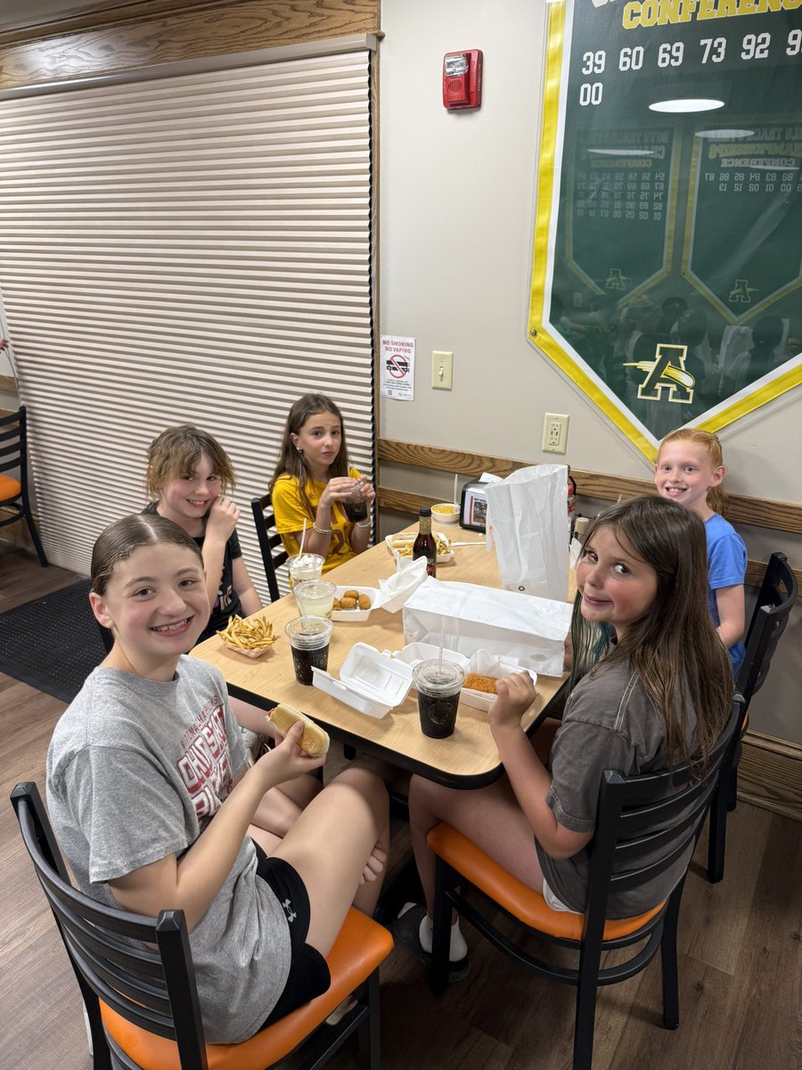 MrsEhrhardt_'s tweet photo. A fun lunch spent at Hot Dog Heaven today! These students saved up their money from our team economy system to purchase this reward for the 4th quarter! 🍦🍟🍔🌭 https://t.co/lZdkU8kmmc