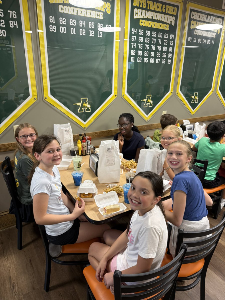 MrsEhrhardt_'s tweet photo. A fun lunch spent at Hot Dog Heaven today! These students saved up their money from our team economy system to purchase this reward for the 4th quarter! 🍦🍟🍔🌭 https://t.co/lZdkU8kmmc