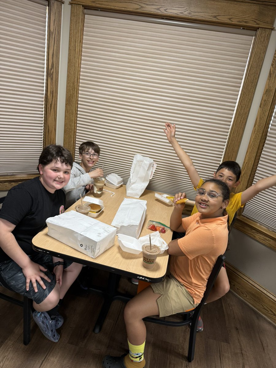 MrsEhrhardt_'s tweet photo. A fun lunch spent at Hot Dog Heaven today! These students saved up their money from our team economy system to purchase this reward for the 4th quarter! 🍦🍟🍔🌭 https://t.co/lZdkU8kmmc