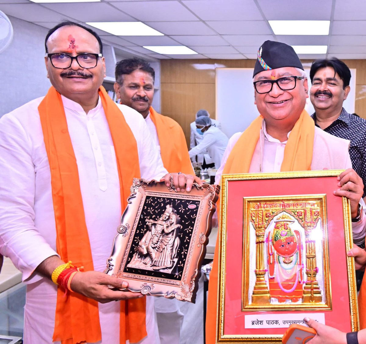 brajeshpathakup's tweet photo. आज आवास पर ज्येष्ठ माह एवं पुरुषोत्तम मास के पावन अवसर पर आयोजित विश्व विख्यात भजन गायक श्री अजय याग्निक जी के मुखारबिंद से "सुंदरकांड पाठ" के पावन कार्यक्रम में पधारे मा० विधायक श्री नीरज बोरा जी का आत्मीयतापूर्ण स्वागत करते हुए। https://t.co/wSPsf6oTEk