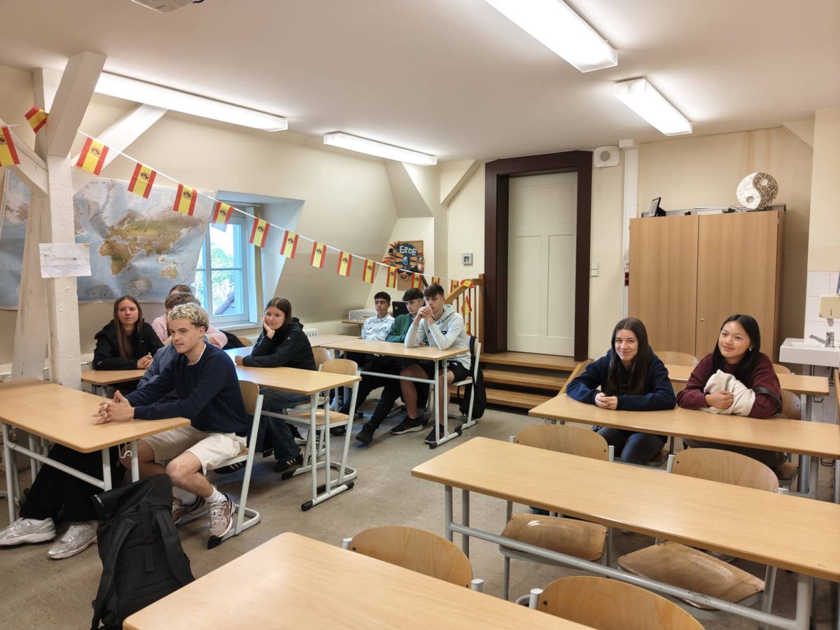 IesSuarez's tweet photo. Nueva experiencia #Erasmus+, nuestro alumnado de 4º  ESO se encuentra en Borna, Alemania en el Gymnasium "Am Breiten Tech"  donde nos ha recibido hoy el director y el alumnado alemán nos ha hecho  un tour por el centro y la ciudad de Borna.
"Enriqueciendo vidas, cambiando mentes" https://t.co/IwUEvl8irU