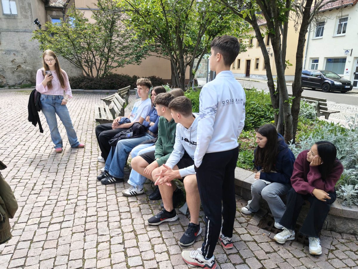 IesSuarez's tweet photo. Nueva experiencia #Erasmus+, nuestro alumnado de 4º  ESO se encuentra en Borna, Alemania en el Gymnasium "Am Breiten Tech"  donde nos ha recibido hoy el director y el alumnado alemán nos ha hecho  un tour por el centro y la ciudad de Borna.
"Enriqueciendo vidas, cambiando mentes" https://t.co/IwUEvl8irU