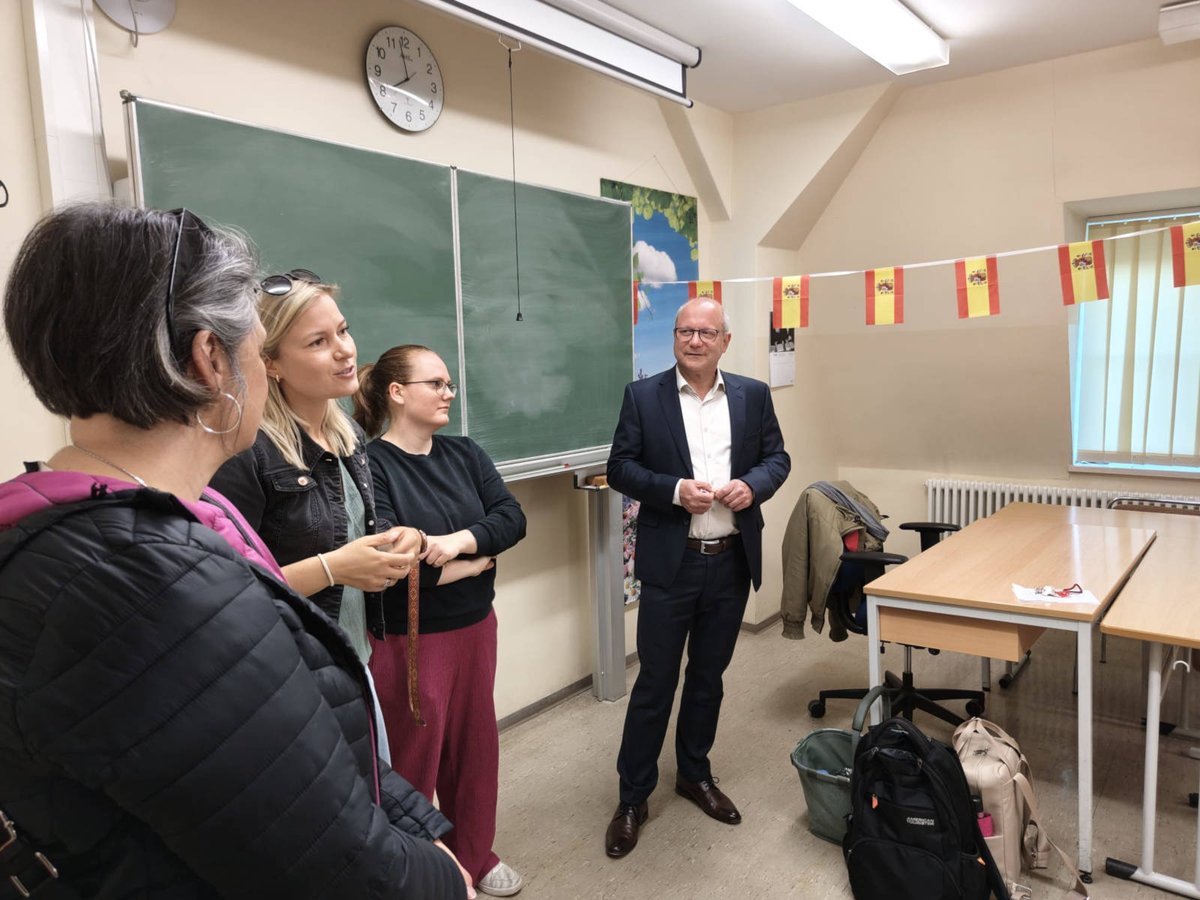 IesSuarez's tweet photo. Nueva experiencia #Erasmus+, nuestro alumnado de 4º  ESO se encuentra en Borna, Alemania en el Gymnasium "Am Breiten Tech"  donde nos ha recibido hoy el director y el alumnado alemán nos ha hecho  un tour por el centro y la ciudad de Borna.
"Enriqueciendo vidas, cambiando mentes" https://t.co/IwUEvl8irU
