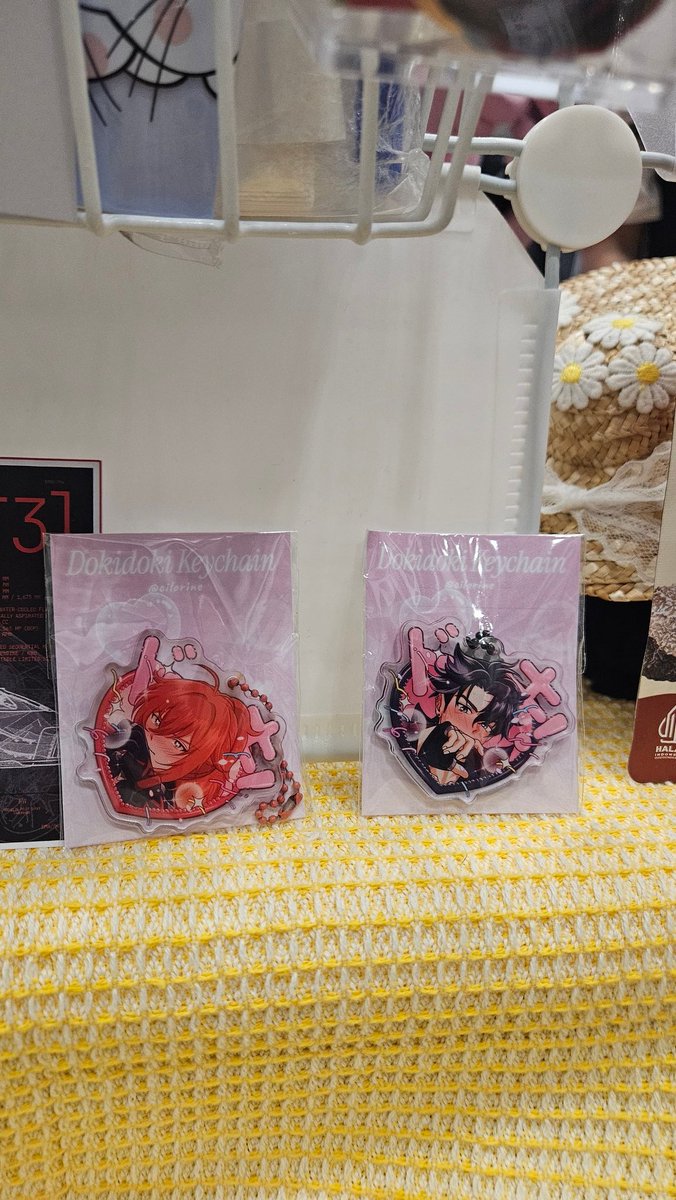 not_kitchenset's tweet photo. Dokidoki diluc and wrio keychain from @cilorine , kemarin disimpen dibalik booth selama dagang biar kita semua salting diliatin mereka lol thankyou! https://t.co/ZvJzCvud21